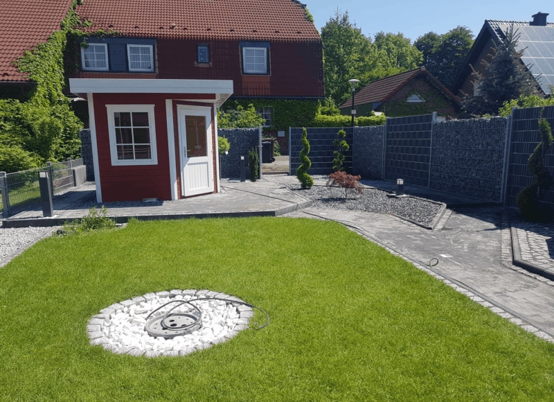 Komplette Gartengestaltung - vom Zaun über Pflastern bis hin zum Rasen